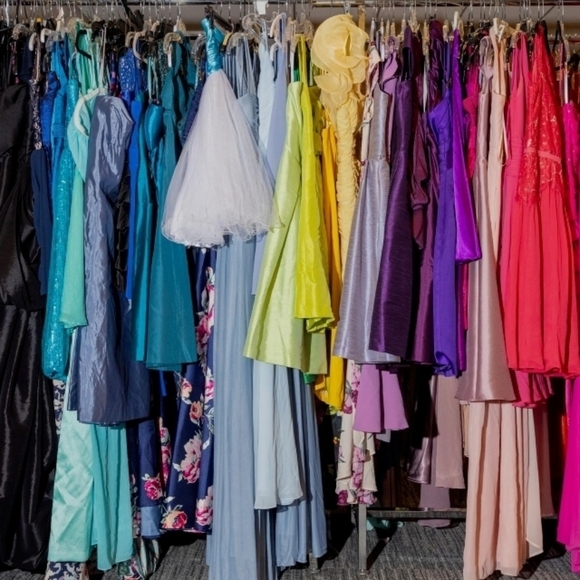 $5 Closet Sale!!!  Bundle and Save!!!  WOMENS, MENS, KIDS, BUNDLES AND LOTS - Picture 4 of 5